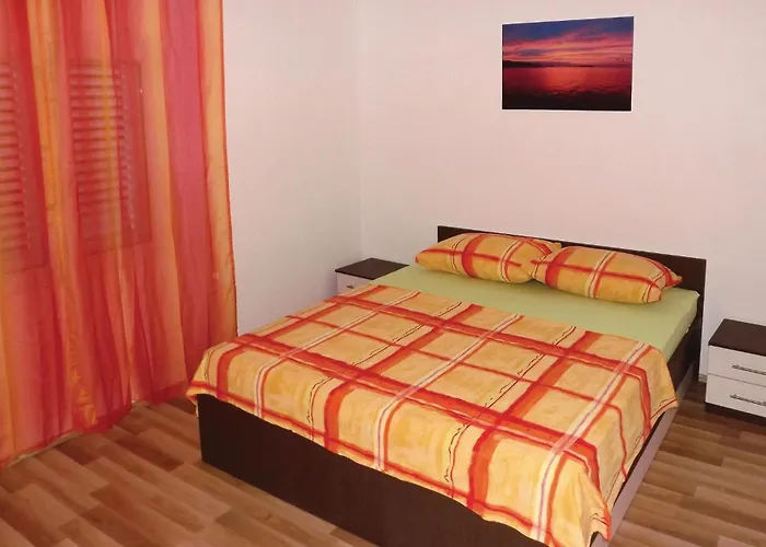 Two-bedroom With Sea View In 오레비츠